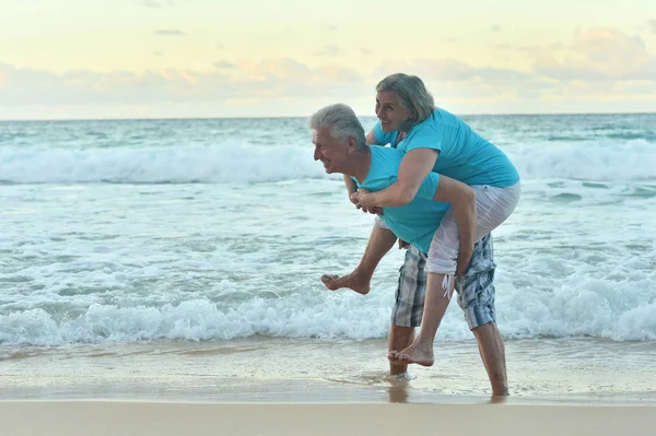 Feliz Casal Idosos Descansando Praia — Fotografia de Stock