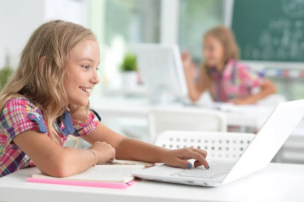 Carino Bambina Facendo Compiti Con Computer Portatile Casa — Foto Stock