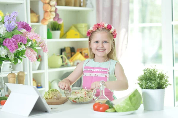 Симпатична Маленька Дівчинка Готує Вечерю Кухонному Столі Планшетом Вдома — стокове фото