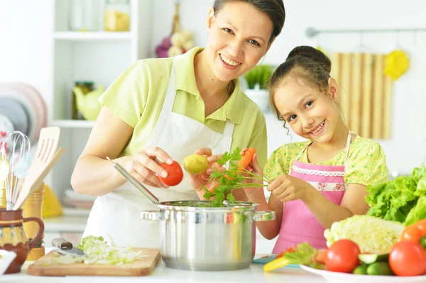 Madre e hija preparando sopa — Foto de Stock