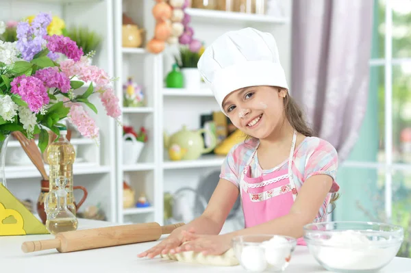 Niedliche Mädchen Backen Der Küche Hause — Stockfoto