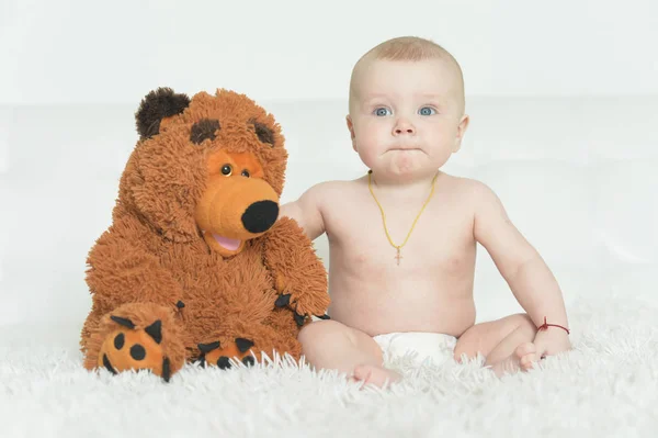 Entzückender Kleiner Junge Mit Teddybär Auf Weißem Hintergrund — Stockfoto