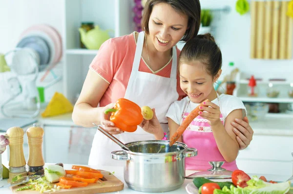 Mãe e filha preparando café da manhã — Fotografia de Stock