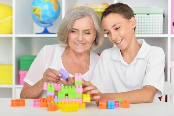 Torun Büyükanne Renkli Plastik Bloklarla Oynama — Stok fotoğraf