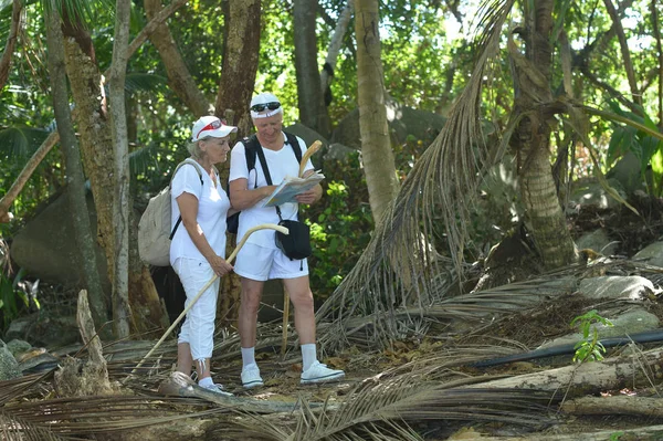 Feliz Pareja Ancianos Descansando Jardín Tropical Aire Libre — Foto de Stock