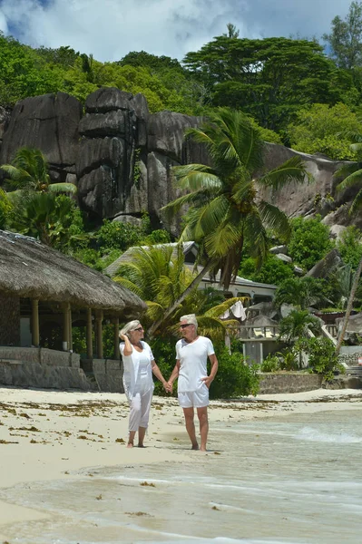 Feliz Pareja Ancianos Playa Tropical — Foto de Stock