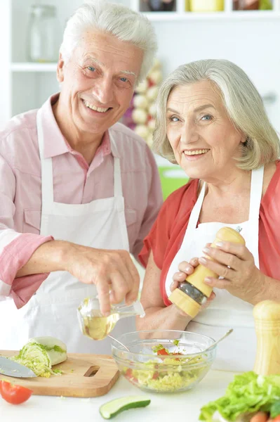 Parents preparing to eat — Stock Photo, Image