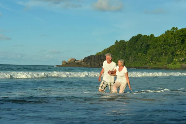 Glückliches Älteres Paar Das Sich Strand Ausruht Und Wasser Spaziert — Stockfoto