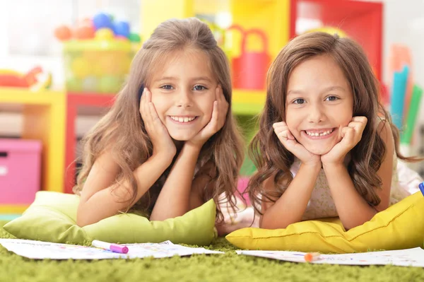 Zwei Süße Kleine Mädchen Die Zusammen Zeichnen — Stockfoto