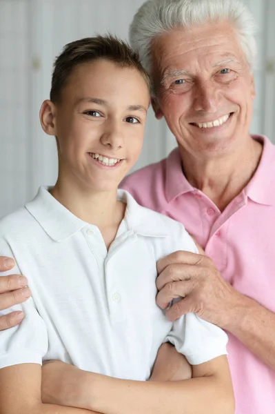 Lachende opa en kleinzoon — Stockfoto