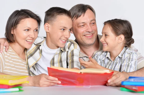 Stor Lycklig Familj Göra Läxor Tillsammans Hemma — Stockfoto