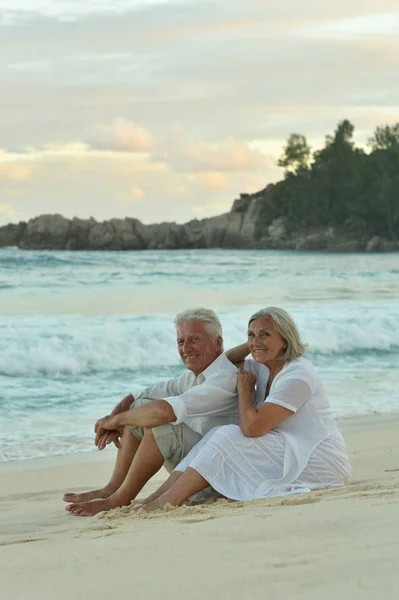 Heureux Couple Âgé Assis Sur Plage Tropicale — Photo