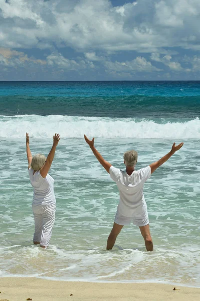 Glückliches Älteres Paar Tropischen Strand — Stockfoto