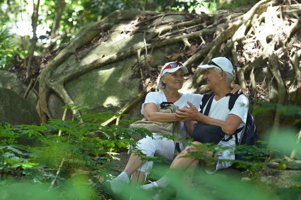 Glückliches Älteres Ehepaar Ruht Sich Tropischen Garten Freien Aus — Stockfoto
