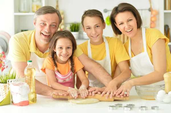 Familie bereitet Plätzchen zu — Stockfoto