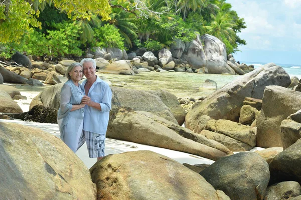 Feliz Pareja Ancianos Descansando Playa —  Fotos de Stock