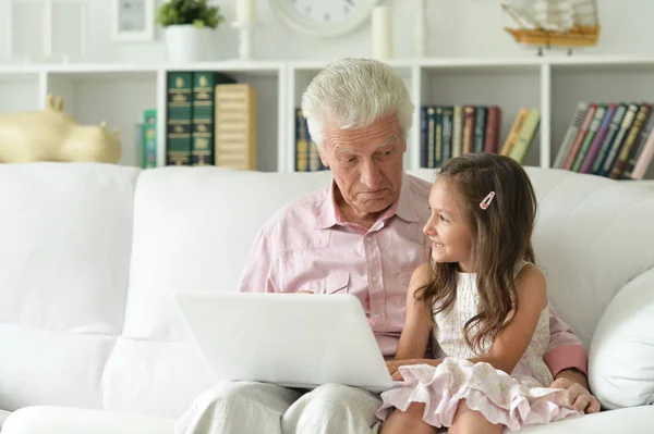 Porträt Von Mädchen Und Großvater Mit Laptop Hause — Stockfoto