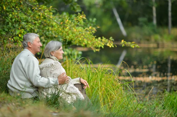 Pareja mayor en la naturaleza — Foto de Stock