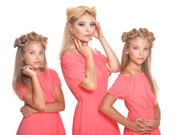Mãe Com Duas Irmãs Gêmeas Adoráveis Belos Vestidos Rosa Posando — Fotografia de Stock