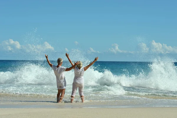 Feliz Casal Idosos Descansando Praia — Fotografia de Stock