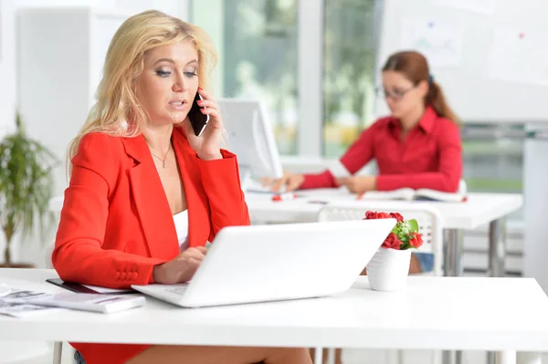 Hermosa Mujer Negocios Rubia Chaqueta Roja Trabajando Oficina Moderna — Foto de Stock