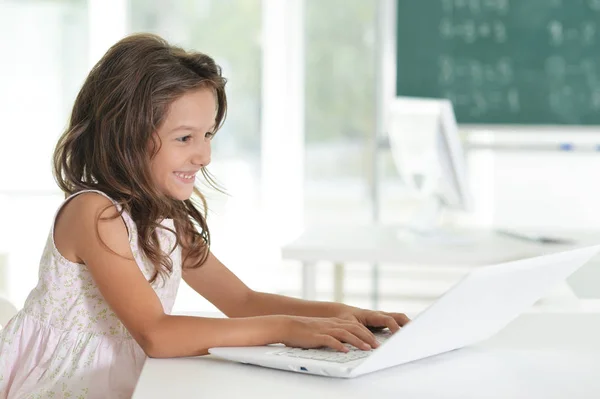 Ładna Dziewczynka Odrabiania Lekcji Laptopa Domu — Zdjęcie stockowe