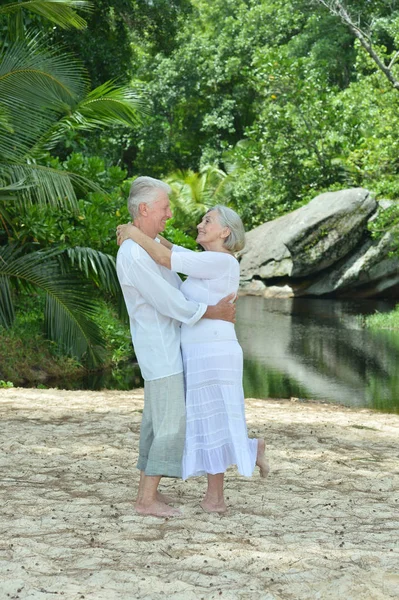 Feliz Pareja Ancianos Descansando Playa Abrazando — Foto de Stock