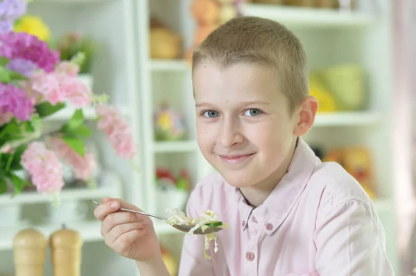 Lindo Niño Comiendo Ensalada Fresca Cocina — Foto de Stock