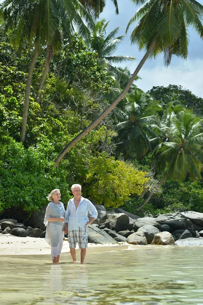 Feliz Pareja Ancianos Descansando Playa —  Fotos de Stock