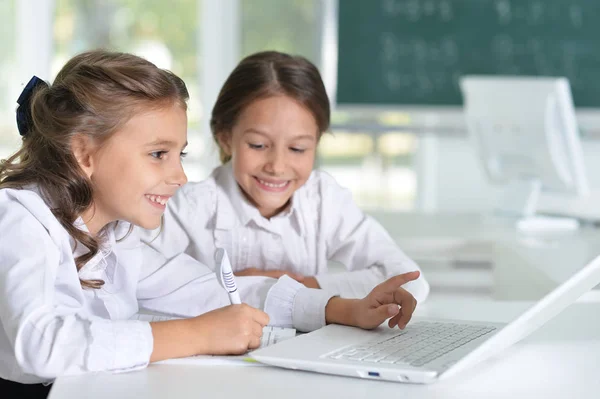Duas Meninas Bonitas Sala Aula Com Laptop — Fotografia de Stock