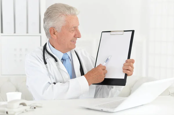 Médico trabajando con portátil —  Fotos de Stock