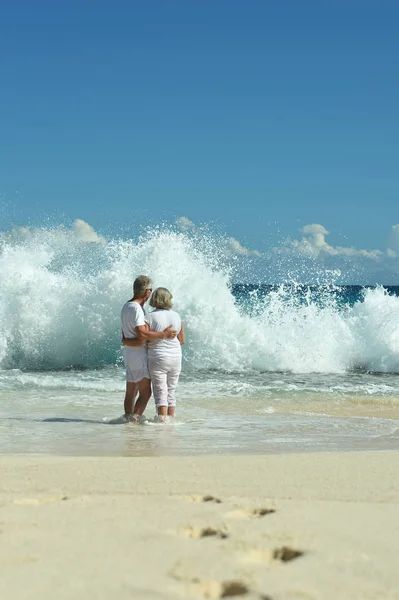 Счастливая Пожилая Пара Отдыхает Пляже — стоковое фото