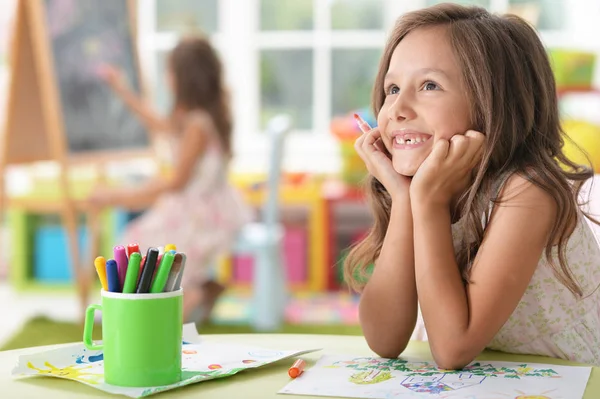 Söt Skolflicka Sitter Vid Bord Och Ritning — Stockfoto