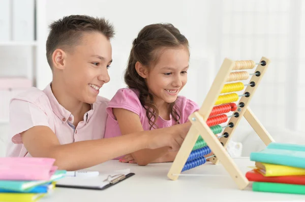 Kleine Jongen Meisje Zitten Aan Tafel Rekenen Abacus — Stockfoto