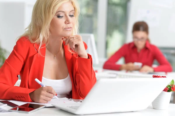 Mooie Blonde Zakenvrouw Rode Jas Werken Moderne Kantoor — Stockfoto