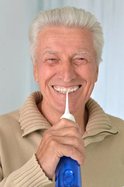 Bonito Idade Cara Escovar Seus Dentes Azul — Fotografia de Stock