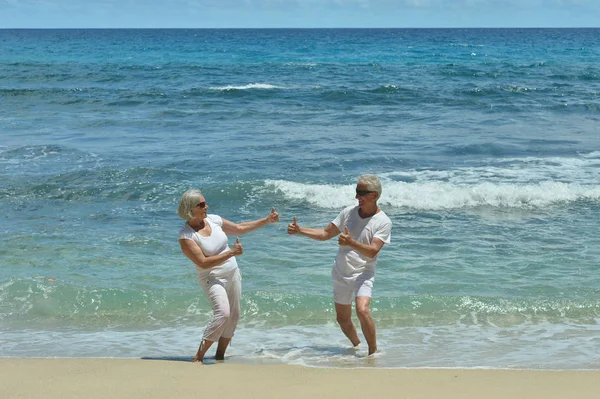 Yukarı Başparmak Ile Tropik Sahilde Mutlu Yaşlı Çift — Stok fotoğraf