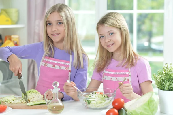 Dos Chicas Delantales Preparando Ensalada Fresca Mesa Cocina —  Fotos de Stock