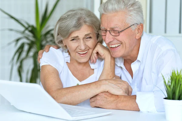 Gelukkige Senior Paar Laptop Thuis Gebruiken — Stockfoto