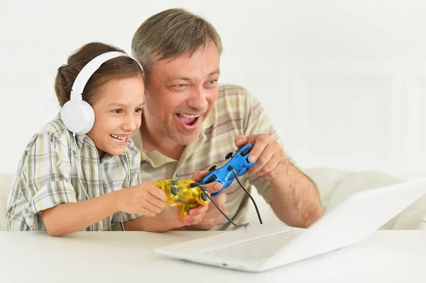 Baba Kızı Dizüstü Bilgisayar Ile Bilgisayar Oyunu Oynamak — Stok fotoğraf