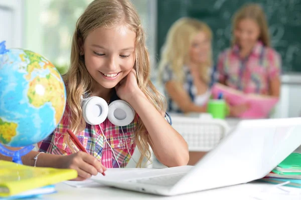 Schönes Kleines Mädchen Klassenzimmer Das Mit Laptop Arbeitet — Stockfoto