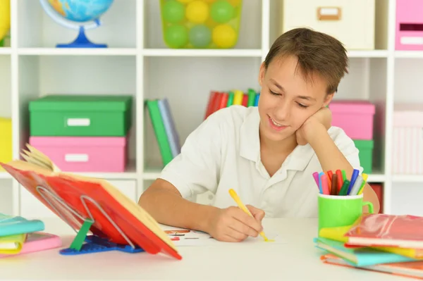 Écolier Réfléchi Faisant Ses Devoirs Maison — Photo