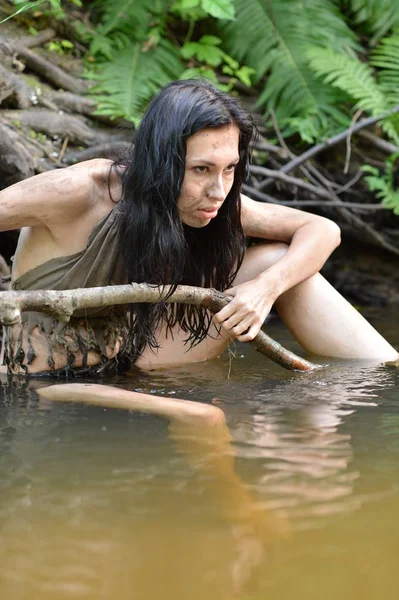 Giovane Donna Selvaggia Abiti Neri Posa Nel Fiume — Foto Stock