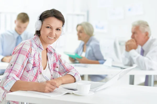 Gruppe Erfolgreicher Geschäftsleute Arbeitet Modernem Büro Zusammen — Stockfoto