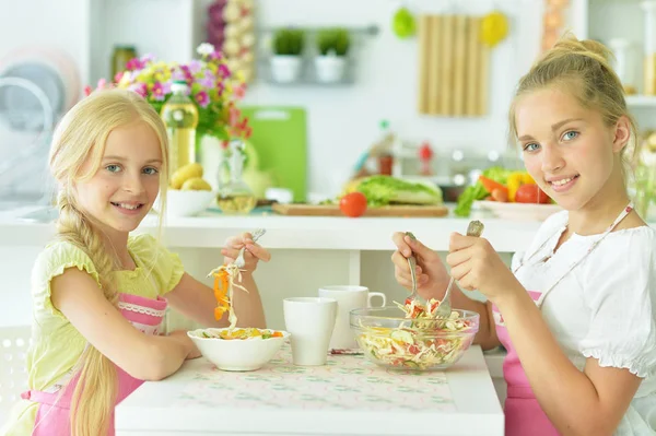 Mädchen essen gesunden Salat — Stockfoto