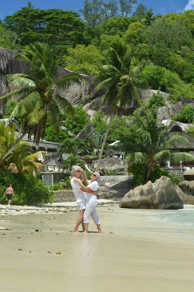 Feliz Casal Idosos Praia Tropical Dançando — Fotografia de Stock