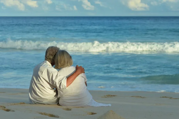 Nöjd Äldre Par Tropical Beach — Stockfoto