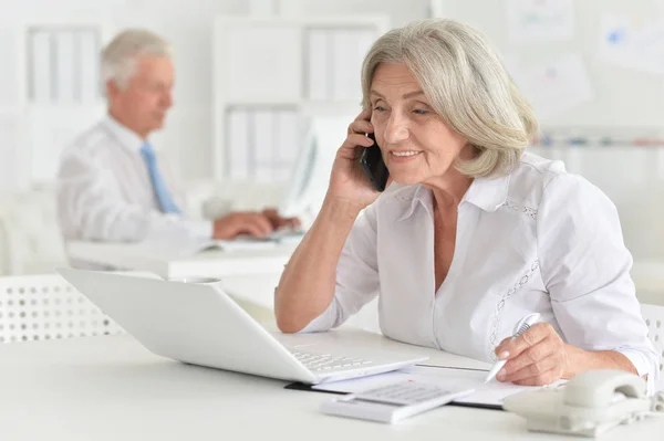 Groep Van Succesvolle Senior Ondernemers Werken Samen Het Moderne Kantoor — Stockfoto