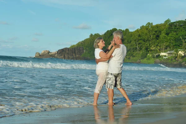 Feliz Pareja Ancianos Bailando Playa Tropical — Foto de Stock
