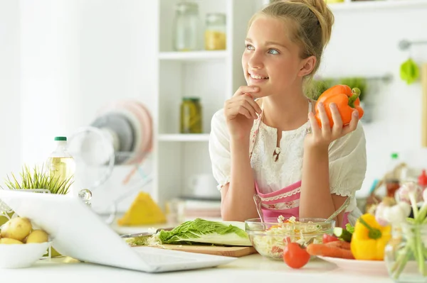 Ung flicka matlagning i köket — Stockfoto